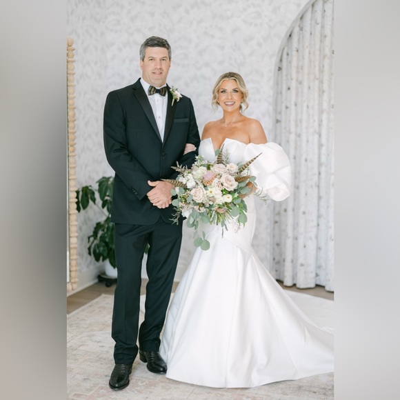 Martina Liana Wedding Dress - Picture 2 of 8